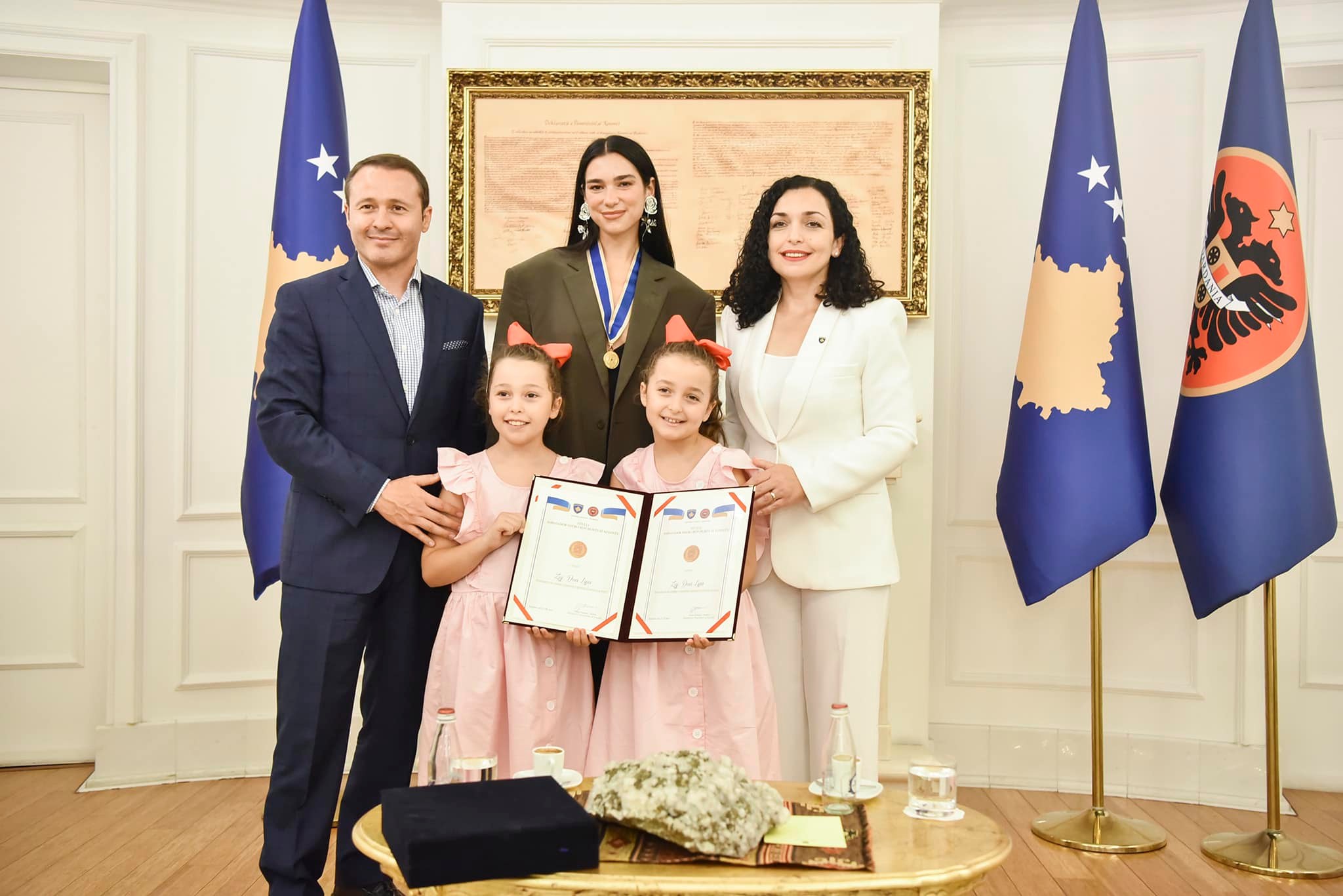 Dua Lipa nderohet nga Presidentja e Kosovës, s’mungon as ‘Zotëriu i Parë’ në ceremoni