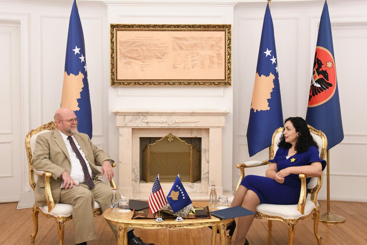 Osmani takohet me ambasadorin amerikan, diskutojnë për vazhdimin e koordinimit për masat e reciprocitetit