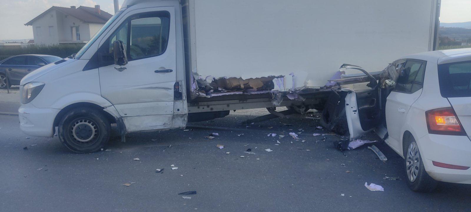 Aksident trafiku në Debërllukë të Vushtrrisë, tre të lënduar