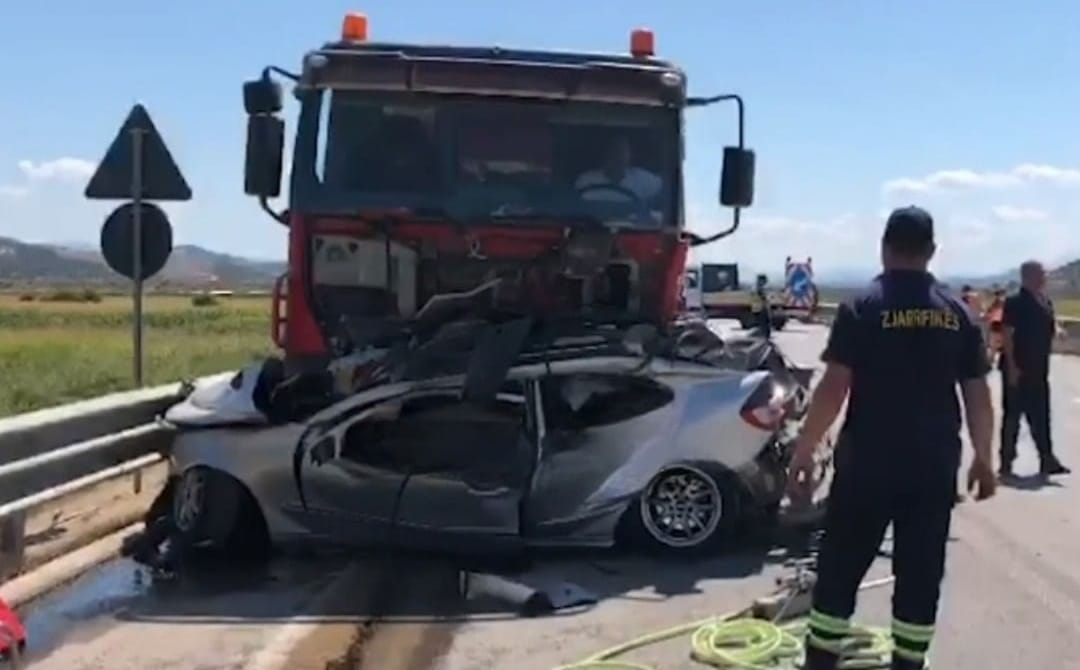 Shqipëri: Kamioni përplaset me makinën, dyshohet për dy viktima