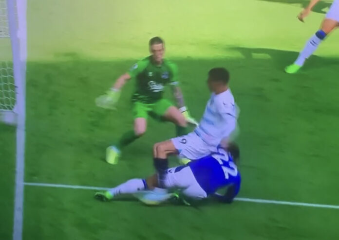 E dhimbshme – Futbollisti i Evertonit pëson lëndim të rëndë, thyen këmbën