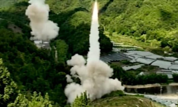 Amerika e vëzhgon nga afër Kinën tek bën stërvitje ushtarake me raketa afër Tajvanit