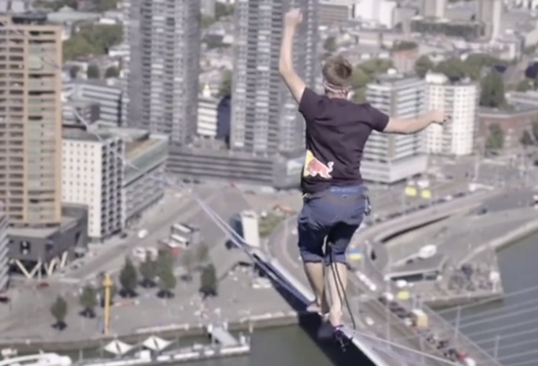 “Mos shikoni poshtë” – Sportisti i kalon 625 metra midis ndërtesave më të larta të Roterdamit