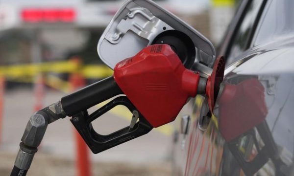 Çmimet e gazit në SHBA bien nën 4 dollarë për herë të parë në 5 muaj