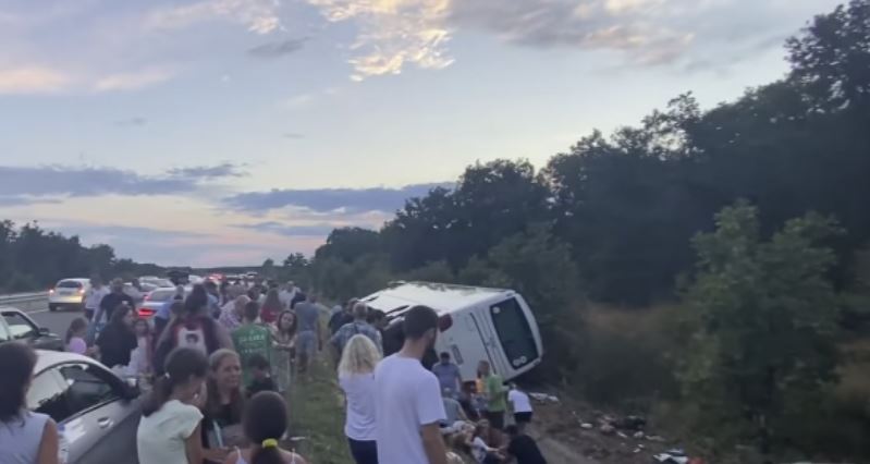 Rrotullohet autobusi me serbë në Bullgari, mes të lënduarve rëndë ka edhe fëmijë