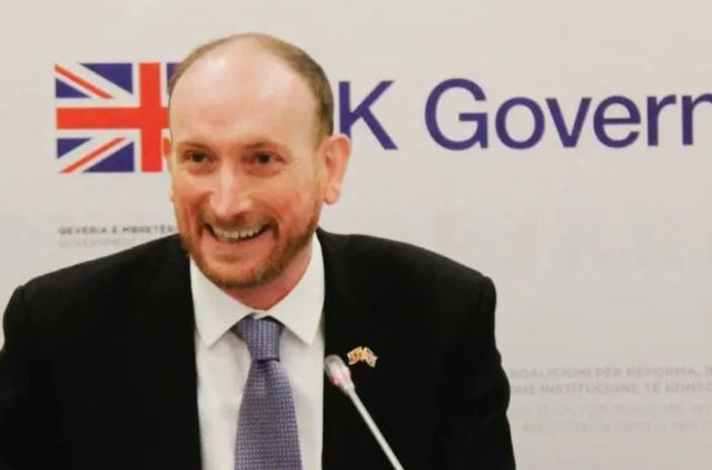 Ambasadori britanik paralajmëron “non grata” të tjerë në Shqipëri: Vala e dytë deri në fund të vitit