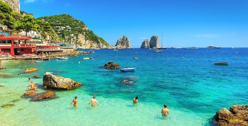 Italian pushtohet nga mizat, rrezikohet turizmi