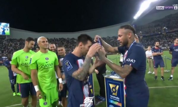 Momenti kur Neymar ua ndau shokëve të skuadrës medaljet