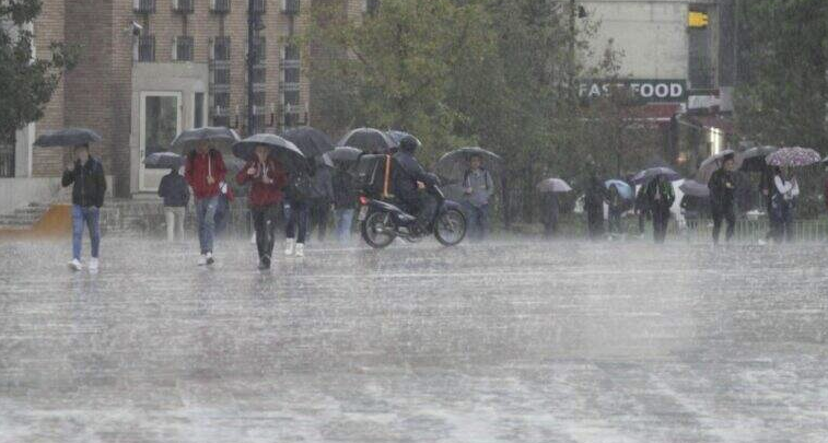 Herë n’atë të enjte, herë n’këtë të enjte: Kur bjen shiu i paralajmëruar prej ditësh në Kosovë. Po vetëtimat? Po bubullimat?