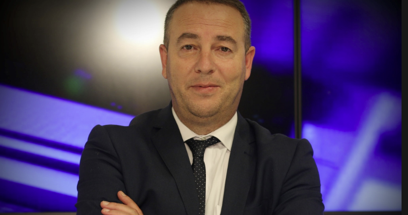 Gazetari Berisha thirrje kolegëve: Mos bini në kurthin e Kurtit për çështjen e shamisë