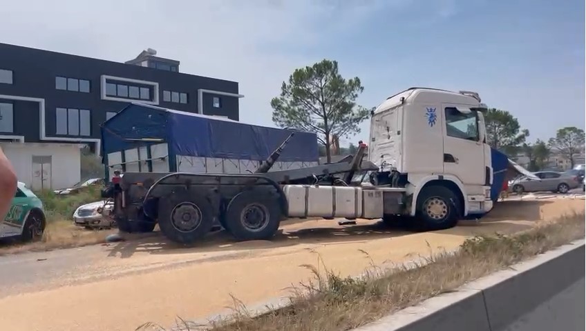Kamioni del nga rruga, shtrohet me grurë  autostrada Tiranë-Durrës