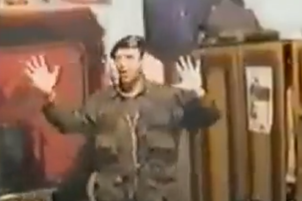 Video epike: Ushtari i UÇK-së kërcente me ritmin e këngës së njohur të Michael Jackson më 1999