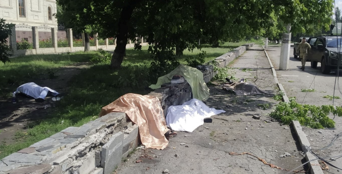 8 civilë të vrarë nga sulmi me raketa në Donetsk