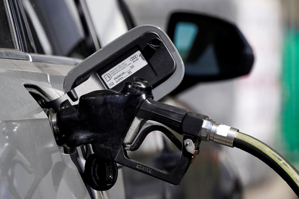 Bien çmimet e benzinës në SHBA nën 4 dollarë për herë të parë që nga marsi