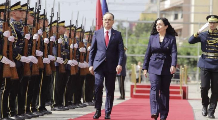 ​Presidenti Begaj për herë të parë në Kosovë, pritet me ceremoni shtetërore