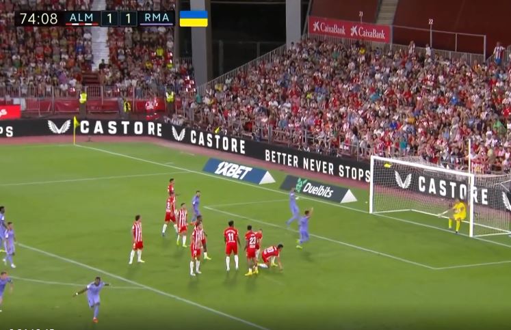 Alaba shënon gol të pabesueshëm nga gjuajtja e lirë, portieri nuk e pa fare topin