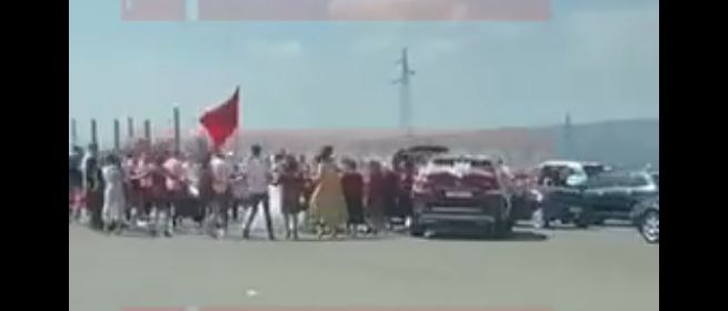 Jasha, jasha: Krushqit ndalen në autostradën ‘Ibrahim Rugova’ dhe ia hedhin valles