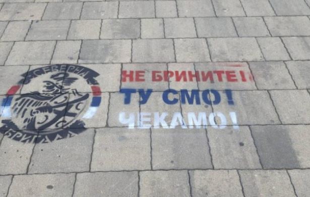 “Mos u shqetësoni”, “Jemi këtu”, “Po presim” – Grafite të reja shfaqen në veri të Mitrovicës