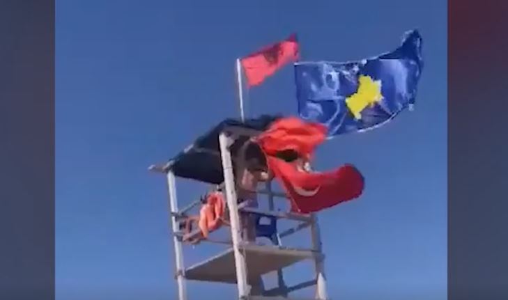 Shqiptari s’e duron flamurin turk të valvitej, i nervozuar e hedh atë në deti