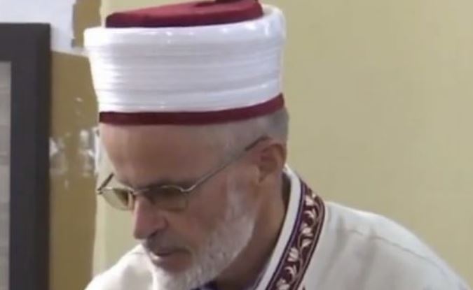 Reagon motra e vëllezërve që dyshohet se e rrahën imamin në xhami: “Atë e kanë gjetur të shtrirë, janë të pafajshëm”