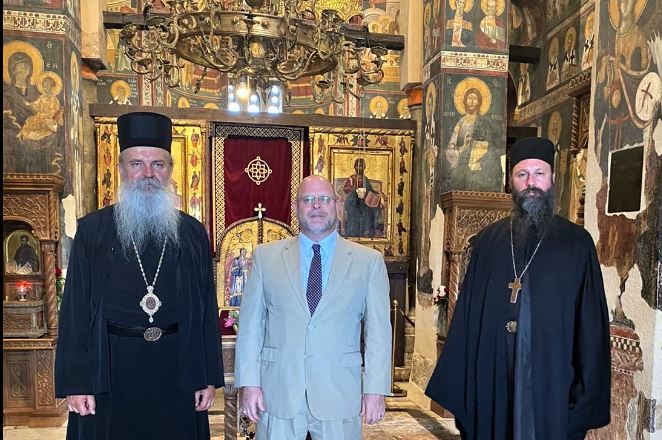 Hovenier viziton manastirin e Graçanicës, takohet me peshkopin Teodosjev