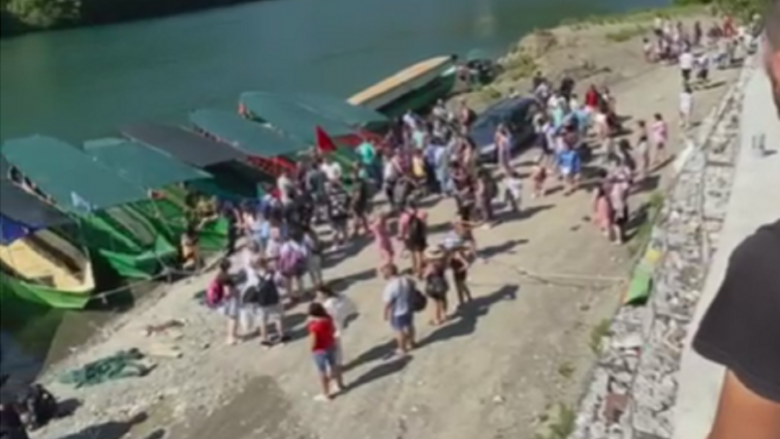 Policia ndalon lundrimin e mjeteve në liqenin e Komanit, hasin në rezistencën e drejtuesve të varkave