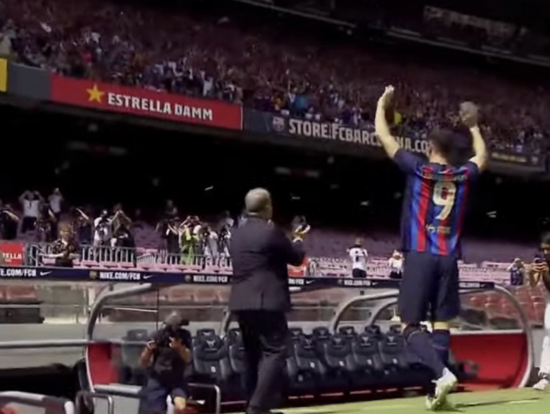 Prezantimi i çmendur i Lewandowskit – Numër rekord i tifozëve për të në ‘Camp Nou’