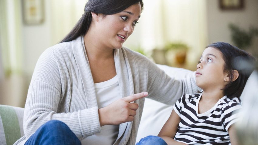 Mënyrat për të disiplinuar fëmijët tuaj, pa ju bërtitur