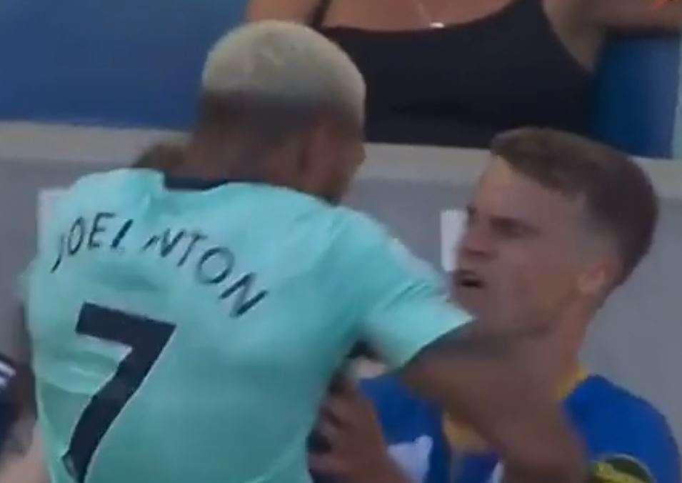 Momenti që nuk u trasmetua nga kamerat, lojtari i Newcastle dhe Brighton u rrahen mes veti