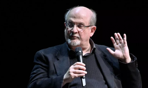Agjenti i Salman Rushdie flet për gjendjen e shkrimtarit pasi u ther me thikë dje