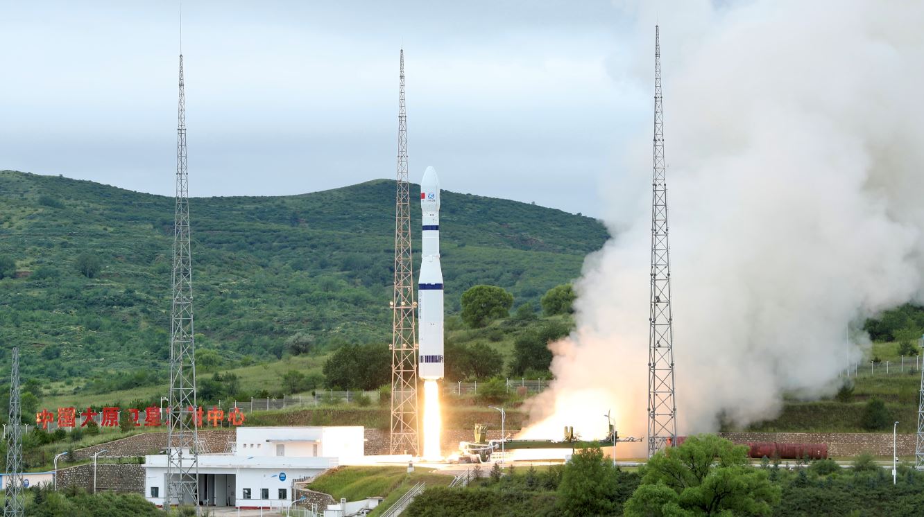 Kina lëshon 16 satelitë në një raketë