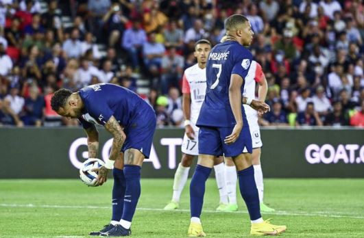 Trajneri i Parisit ua ‘ngreh’ veshët Mbappes dhe Neymarit pas zënkës për penalltinë