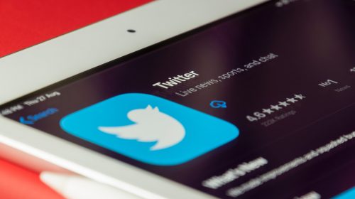 Twitter rikthen llogaritë e politikanëve në Serbi