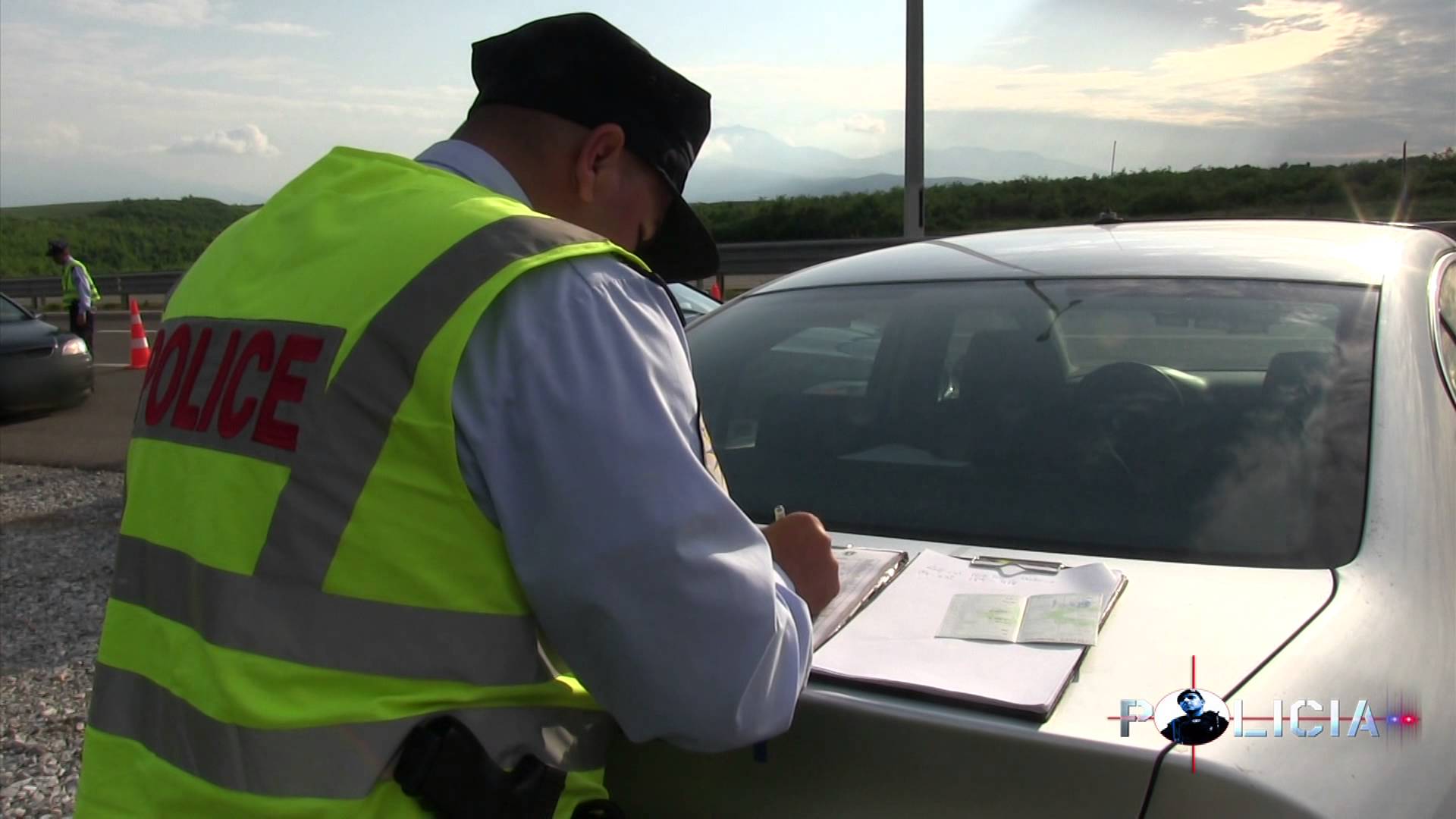 Mërgimtarja me vozitje të ‘çmendur’ në zonën 50 km/h, policia ia merr patentë-shoferin