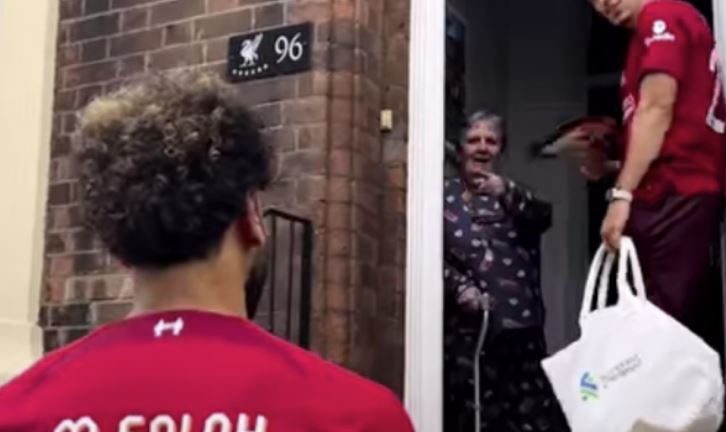 Emocionuese: Momenti kur Salah dhe Tsimikas e befasojnë një tifoz, i shkojnë në shtëpi