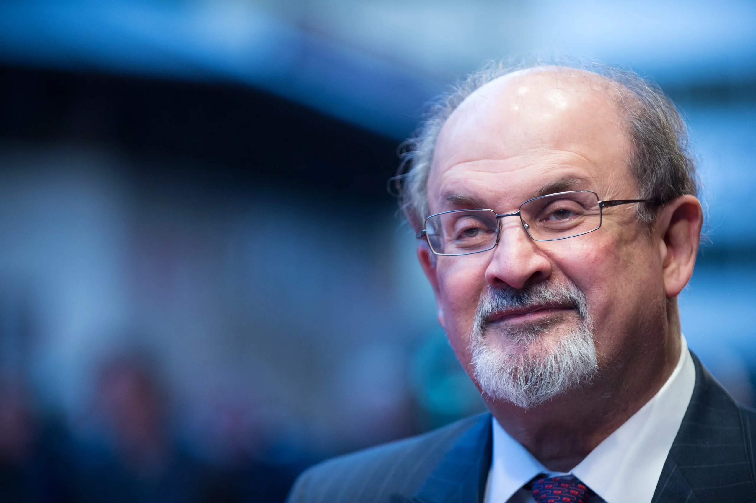 Sulmohet shkrimtari Salman Rushdie, ishte duke mbajtur fjalim në skenë