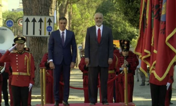 Kryeministri i Spanjës mbërrin në Tiranë, pritet me ceremoni zyrtare nga Rama