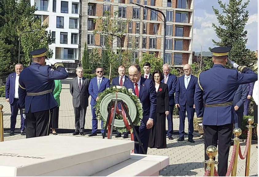 Presidenti i Shqipërisë, ka bërë homazhe në varrin e ish presidentit Rugova
