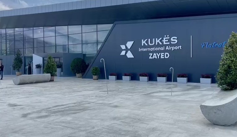 Kosovarët mbajnë gjallë aeroportin e Kukësit