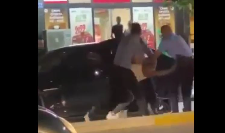 Policia e arreston një person duke e nxjerr nga vetura, ai tentoi t’i rezistoi