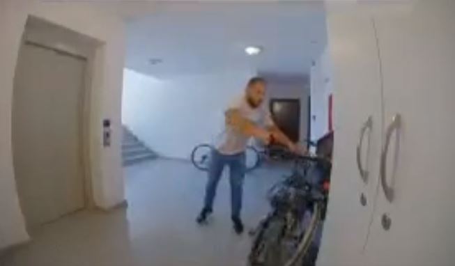 Momenti kur një person vjedh një biçikletë në Prishtinë