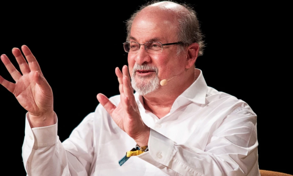 Autori i sulmit ndaj shkrimtarit Salman Rushdie, akuzohet për tentativë për vrasje