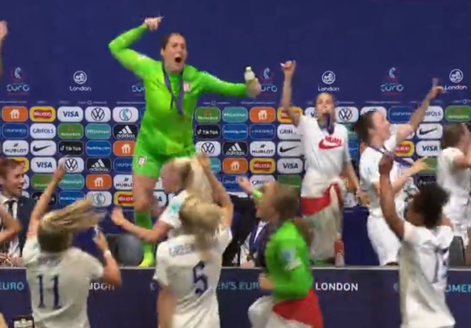 Emocion i madh: Vajzat e Anglisë futen në konferencë për media pasi fituan Kampionatin Evropian