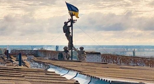 Rikthehet flamuri i Ukrainës në Kherson