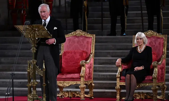 Mbreti Charles i drejtohet parlamentit për herë të parë