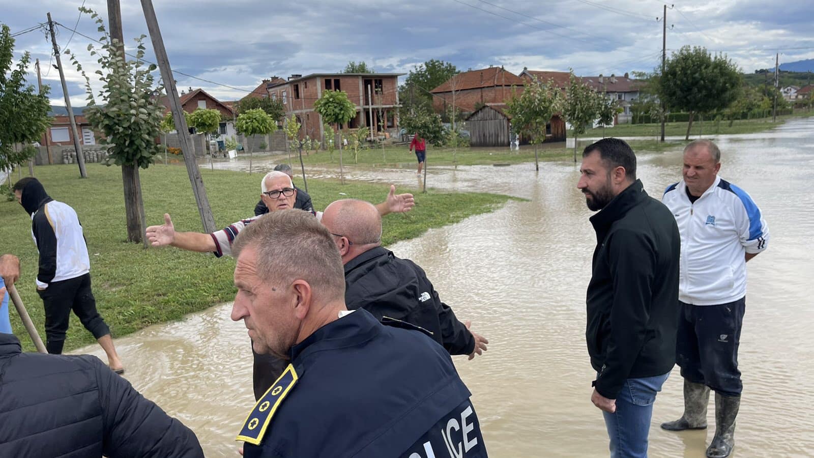Ministri Elbert Krasniqi viziton Rahovecin dhe Gjakovën pas vërshimeve