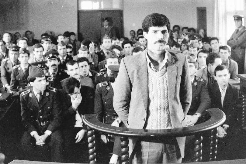 Viti 1984: Fotofrafi e rrallë e Fehmi Lladrovcit para gjyqit