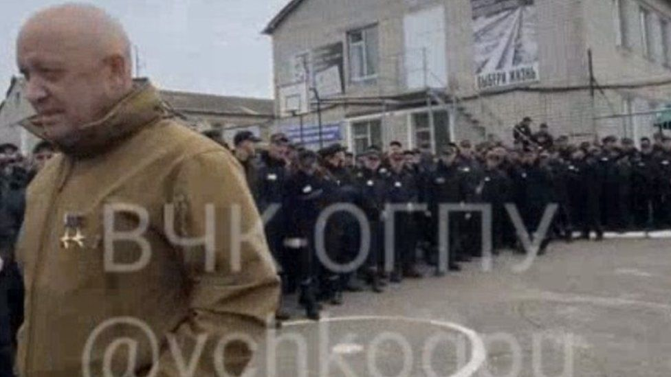 Ushtria ruse në krizë për ushtarë: Kreu i grupit Wagner filmohet duke tentuar rekrutimin e të burgosurve