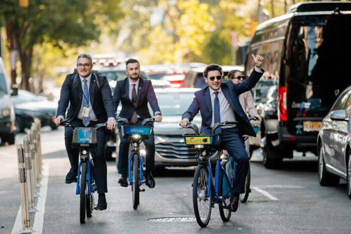 Abazoviq me biçikletë në New York, shënon Ditën Ekologjike të Malit të Zi