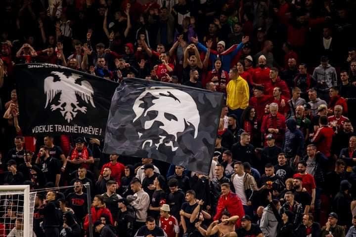 Tifozat Kuq e Zi – lojtarëve: Situata nuk do të ndryshojë deri sa ta kuptoni se jeni duke luajtur për Kombëtaren